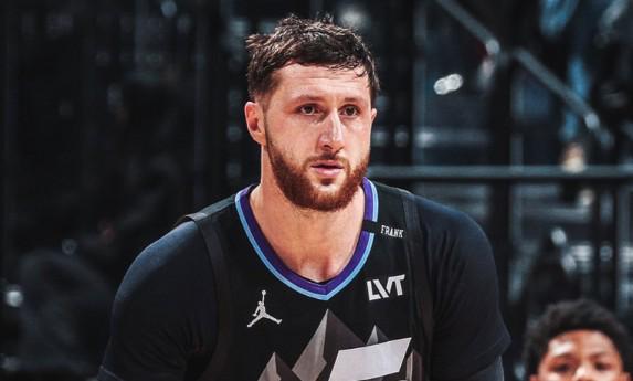 金年会官网-努尔基奇砍16分18板10助，与卡尔-马龙和基里连科齐名爵士队史